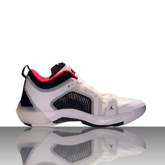 Nike Air Jordan 37 Low Siren Red Basketball-Sneaker in Rot
