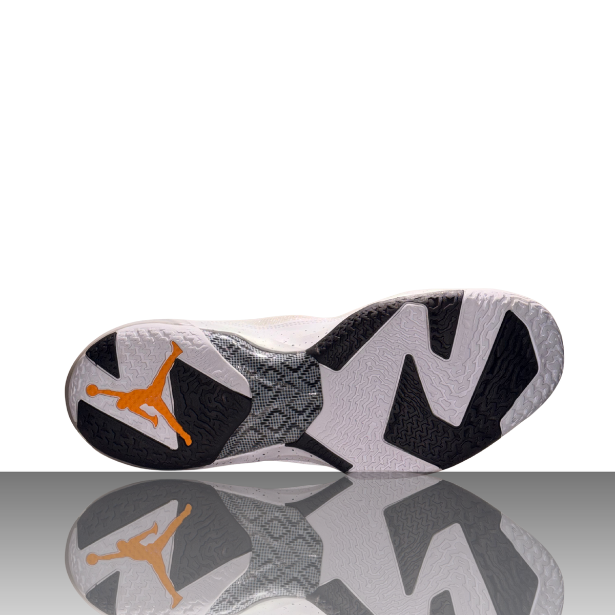 Nike Air Jordan 37 Oreo Basketball-Sneaker in Schwarz-Weiß – Detailansicht