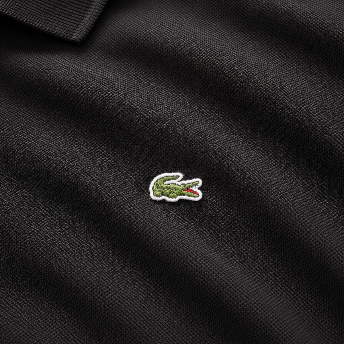 Lacoste Poloshirt in Schwarz mit gesticktem Krokodil-Logo – Detailansicht 2