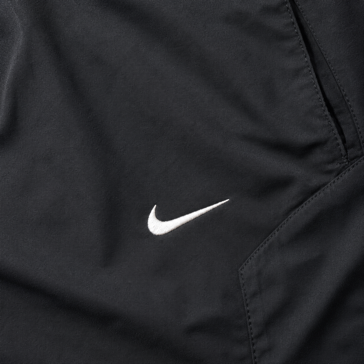Nike Vintage Track Pants in Schwarz mit gesticktem Swoosh – Detailansicht