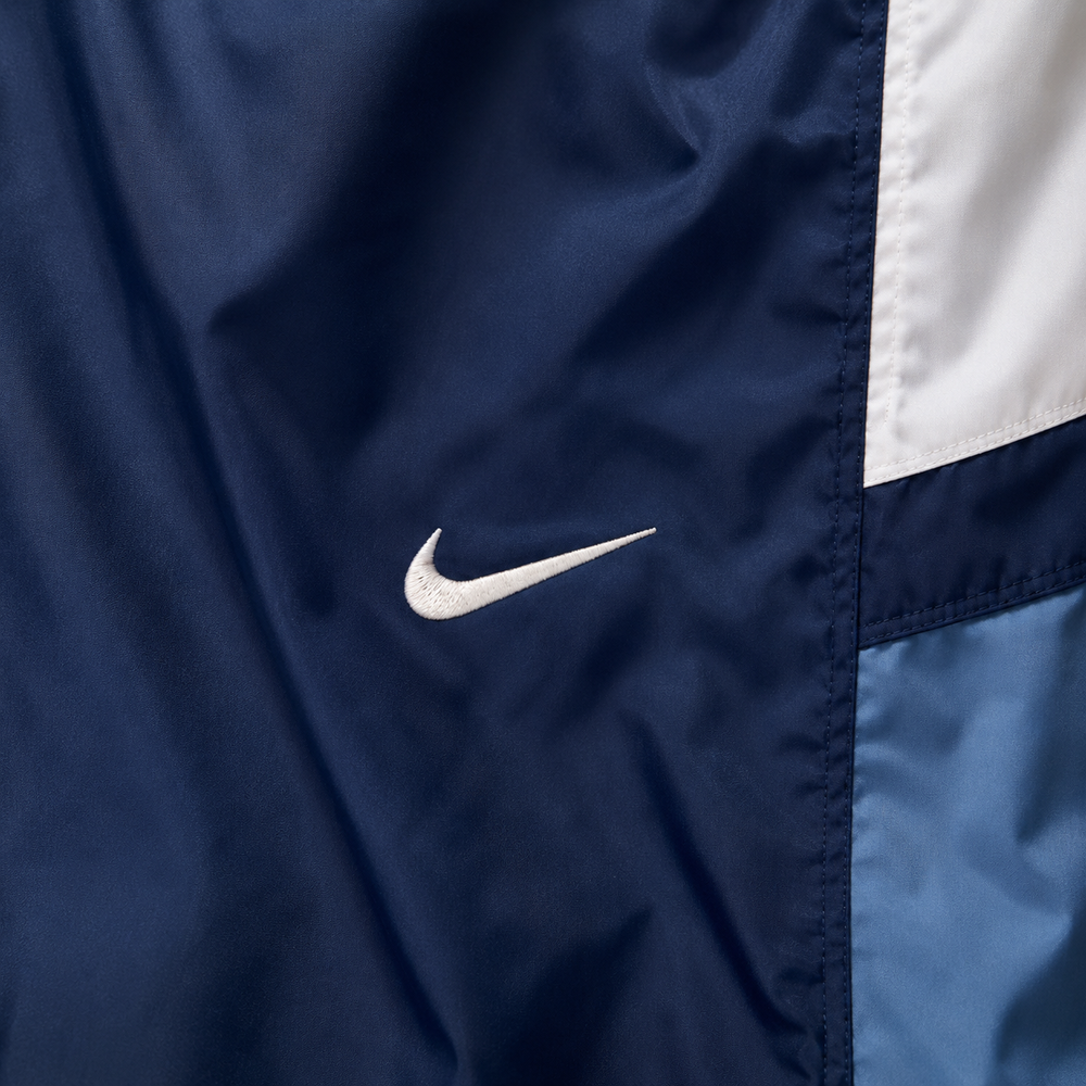 Nike Vintage Track Pants im Navy-Colorblock mit weißem Swoosh – Detailansicht