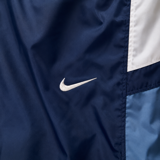 Nike Vintage Track Pants im Navy-Colorblock mit weißem Swoosh – Detailansicht