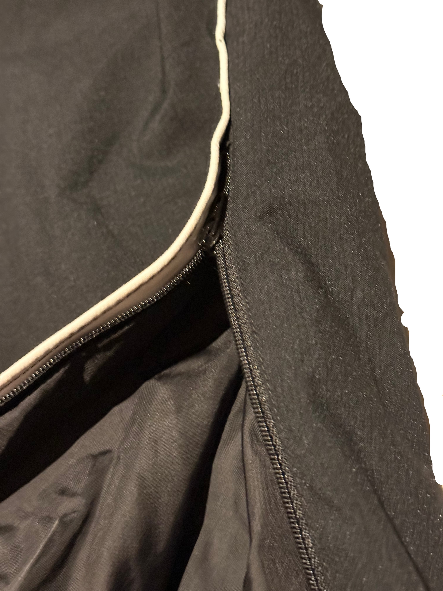 Schwarze Nike Trackpants im Baggy-Fit mit weißem Swoosh – Detailansicht 3